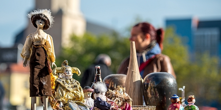Figuren zum Trödelarkt, im Hintergrund die Stadtkirche  ©JenaKultur, C. Häcker