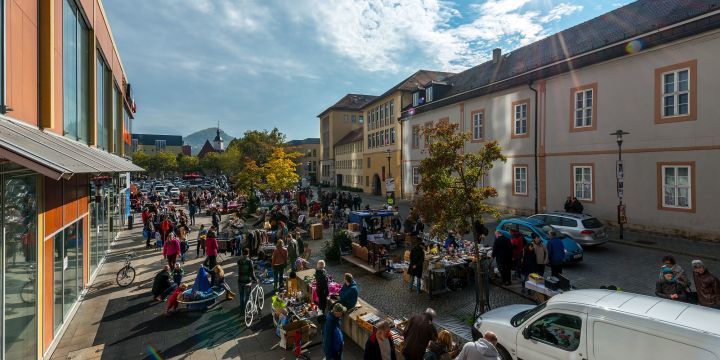 Stände mit gebrauchten Waren in der Innenstadt Jena