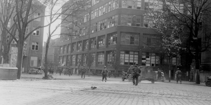 US-Soldaten vor dem Zeiss-Werk, 15. April 1945, US National Archives