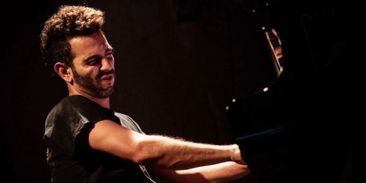 Uriel Herman spielt leidenschaftlich am Piano