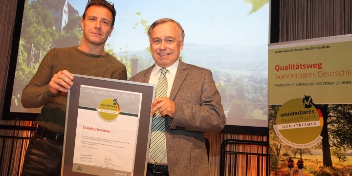 Verleihung Urkunde SaaleHorizontale an Olaf Schubert auf der CMT Stuttgart
