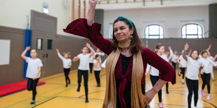 Rena Fritsch in Tanzpose vor ihren Schüler:innen  &copy;JenaKultur, C. Worsch
