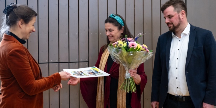 Friedrun Vollmer und Johannes Schleußner überreichen Rena Fritsch die Goldene Kulturkarte   &copy;JenaKultur, C. Worsch