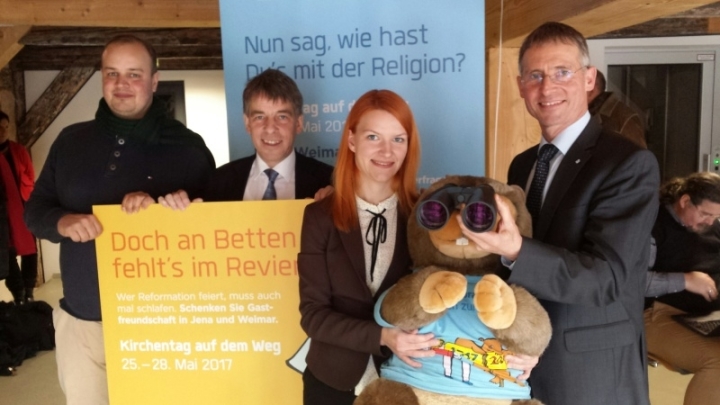 Vertreter von Stadt und Kirche mit Murmeltier Mandy