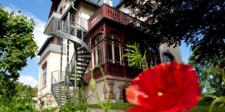 Außenansicht der Villa Rosenthal mit Mohnblüte im Vordergrund  ©JenaKultur, A. Hub