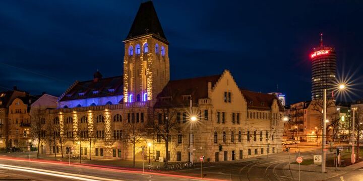 Beleuchtetes Volksbad Jena in der Nacht