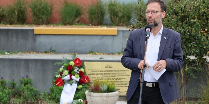 Oberbürgermeiste Thomas Nitzsche hält eine Rede vor der Gedenktafel für Enver Simsek  ©Stadt Jena