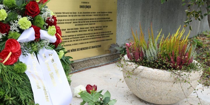 Gedenkplakette Enver Simsek mit Blumen  ©Stadt Jena