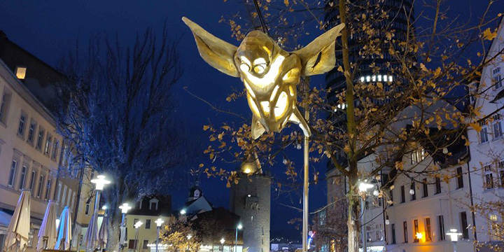 beleuchtete Holzfigur des Verkündigungsengel aus der Weihnachtskrippe, der an einem Drahtseil hängt  ©JenaKultur