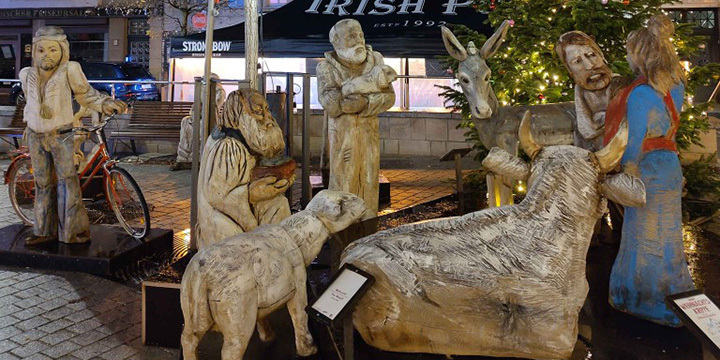 Weihnachtskirppenfiguren aus Holz in der Wagnergasse zum Abendlicht.  ©JenaKultur