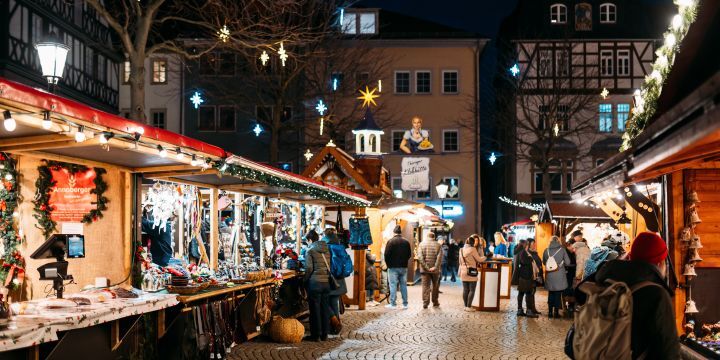 Jenaer Weihnachtsmarkt mit einer Reihe an verschiedenen Ständen