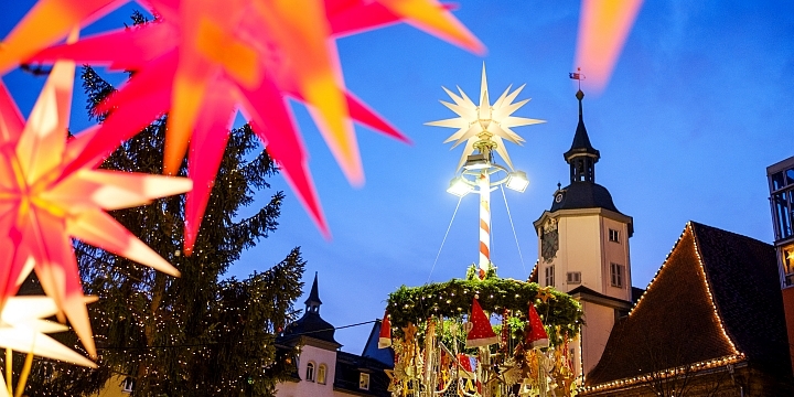 Weihnachtssterne vor dem Rathaus  ©JenaKultur, C. Worsch