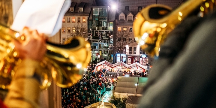 Turmbläser spiele vom Rathaus Turm über dem Jenaer Weihnachtsmarkt
