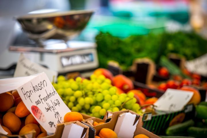 Obst und Gemüse vor einer Waage auf dem Jenaer Wochenmarkt