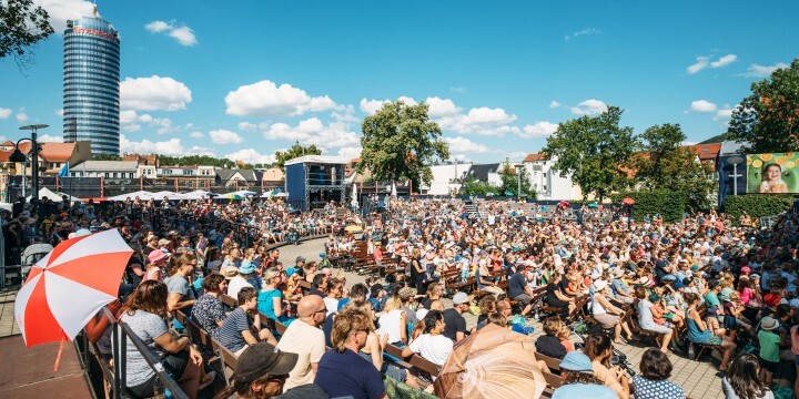 Volle Besuchertribünen bei der Kulturarena im Sonnenschein  ©Kulturarena, C. Worsch