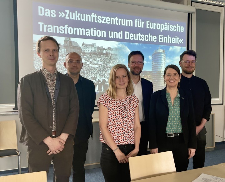 Mehrere Menschen vor einer Präsentation mit Titel "Das Zukunftszentrum für Europäische Transformation und Deutsche Einheit"