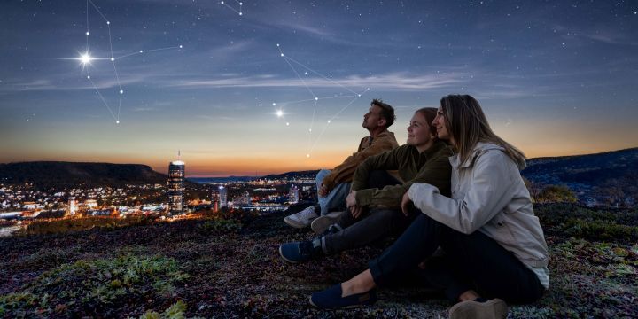 Menschen sitzen unter einem Sternenhimmel  &copy;W Don Eck