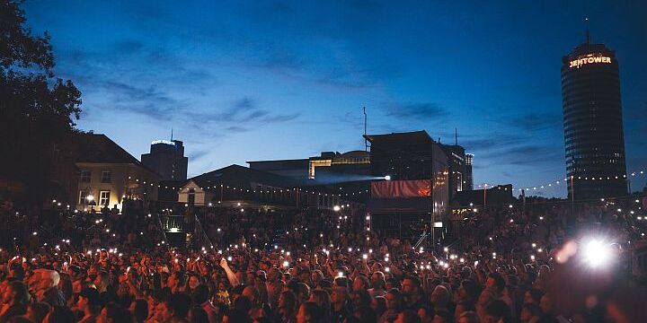 tausende Menschen leuchten beim Kulturarena-Konzert mit ihren handys Richtung Bühne  &copy;JenaKultur, C. Worsch